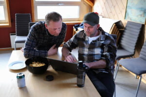 Yngve i Sprilt hentar fram gamle Linux-skills